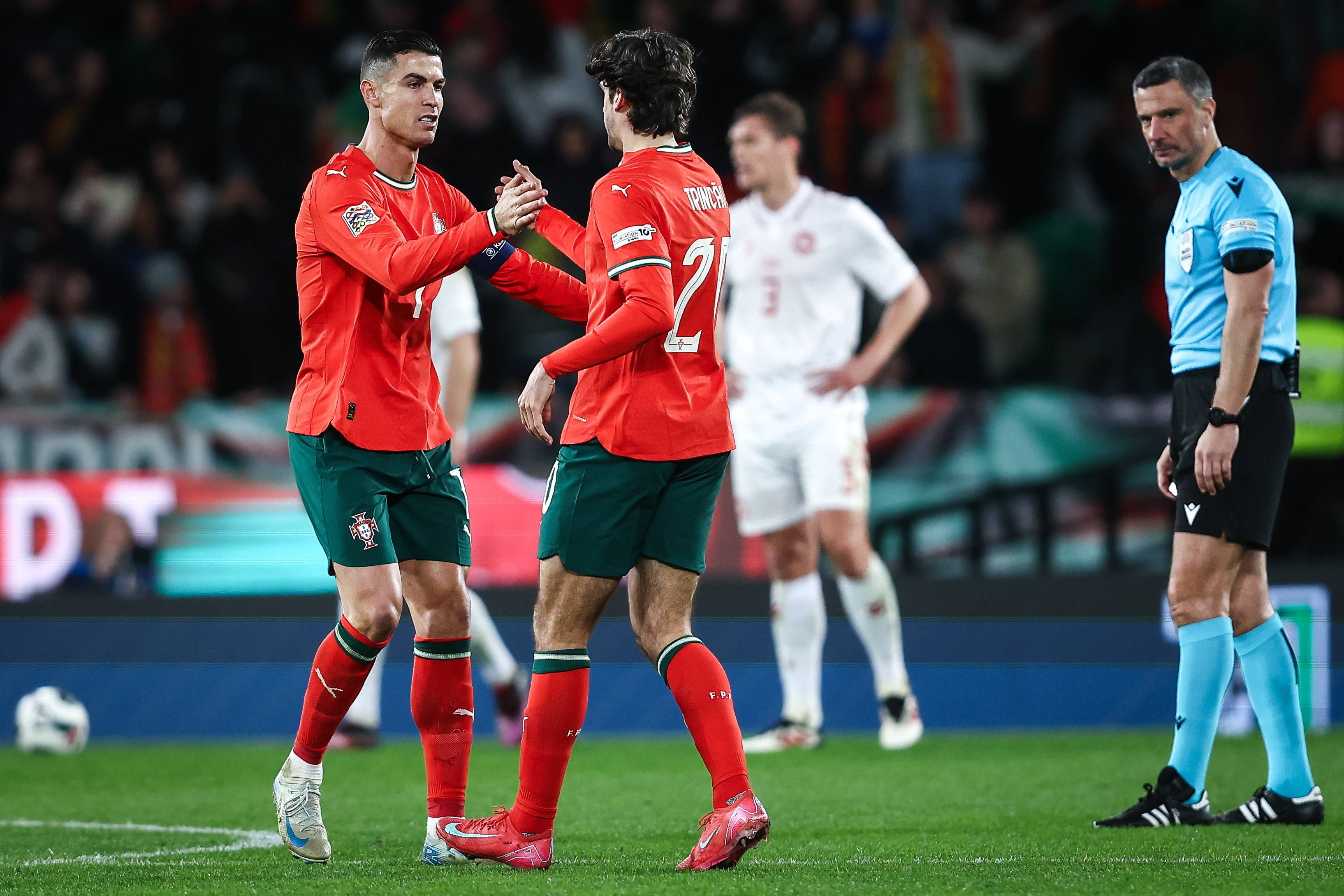 包含赛前欧联焦点战；葡萄牙体育完成体检；媒体盛赞；控场能力受关注的词条